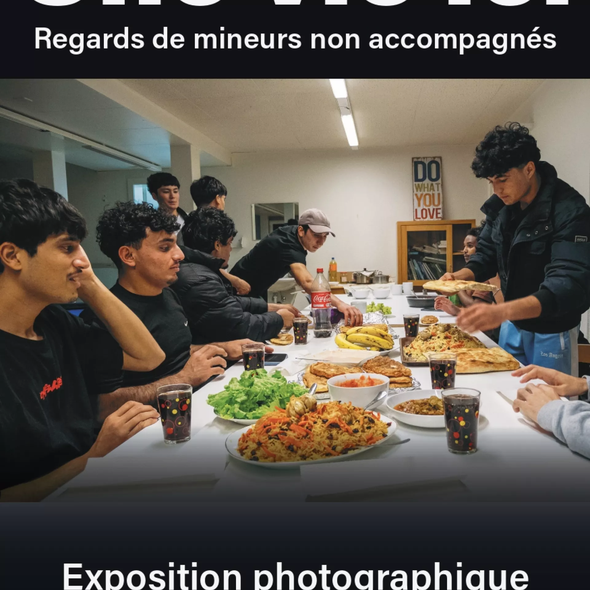 Affiche de l'exposition "Une vie ici. Regards de mineurs non accompagnés"